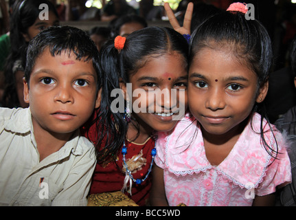 Enfants parrainés par l'intermédiaire d'un organisme appelé l'obtention commanditée par la Fondation Ted à recevoir une éducation. Banque D'Images