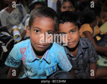 Enfants parrainés par l'intermédiaire d'un organisme appelé l'obtention commanditée par la Fondation Ted à recevoir une éducation. Banque D'Images