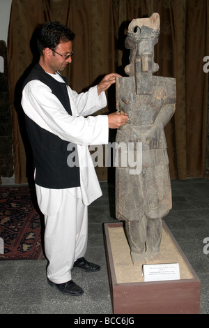 Dans le musée de Kaboul d'un accompagnateur de poussières une collection de figures en bois Nuristan ancêtre des xviiie et xixe siècles Banque D'Images