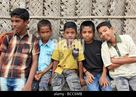 Enfants parrainés par l'intermédiaire d'un organisme appelé l'obtention commanditée par la Fondation Ted à recevoir une éducation. Banque D'Images