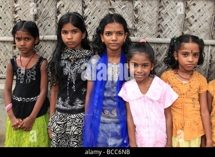 Enfants parrainés par l'intermédiaire d'un organisme appelé l'obtention commanditée par la Fondation Ted à recevoir une éducation. Banque D'Images