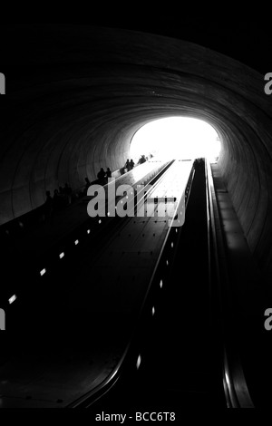 Escaliers mécaniques dans le métro de Washington D.C.. Banque D'Images