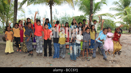 Enfants parrainés par l'intermédiaire d'un organisme appelé l'obtention commanditée par la Fondation Ted à recevoir une éducation. Banque D'Images