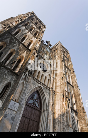 Façade de la cathédrale néo-gothique de St Josephs inauguré en 1886 situé sur Pho Nha Tho à Hanoi Banque D'Images