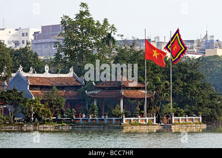 L'ancien Temple Ngoc Son situé sur une île dans le lac Hoan Kiem, dans le centre de Hanoi Banque D'Images