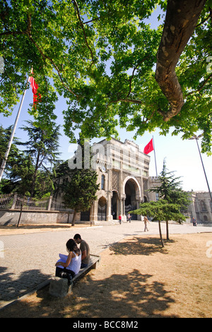 ISTANBUL, TURQUIE. L'entrée principale de l'Université d'Istanbul sur la Place Beyazit. L'année 2009. Banque D'Images