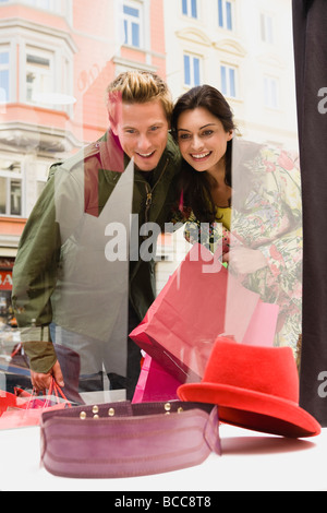 Couple window shopping Banque D'Images