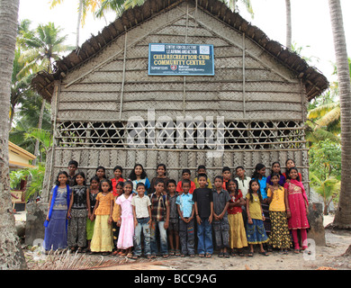Enfants parrainés par l'intermédiaire d'un organisme appelé l'obtention commanditée par la Fondation Ted à recevoir une éducation. Banque D'Images