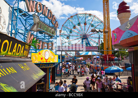 Wonder Wheel roue de Ferris dans Coney Island à New York Banque D'Images