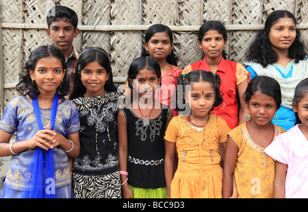 Enfants parrainés par l'intermédiaire d'un organisme appelé l'obtention commanditée par la Fondation Ted à recevoir une éducation. Banque D'Images