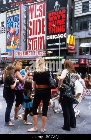 Broadway Times Square New York City Centre commercial piéton Midtown Manhattan, Duffy Square. Gros plan des foules qui parlent sur les panneaux d'affichage colorés de la rue. ÉTATS-UNIS Banque D'Images