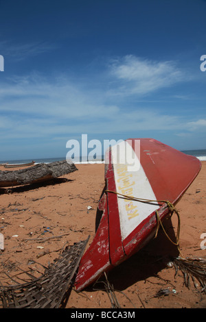 Les bateaux de pêche traditionnels sur une longue plage de sable, à la périphérie de Thiruvananthapuram au Kerala, en Inde. Banque D'Images