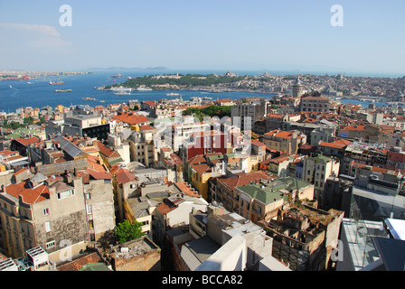 ISTANBUL, TURQUIE. Vue sur le toit du restaurant Mikla sur Beyoglu à la Corne d'or, le quartier de Sultanahmet et la mer de Marmara. L'année 2009. Banque D'Images