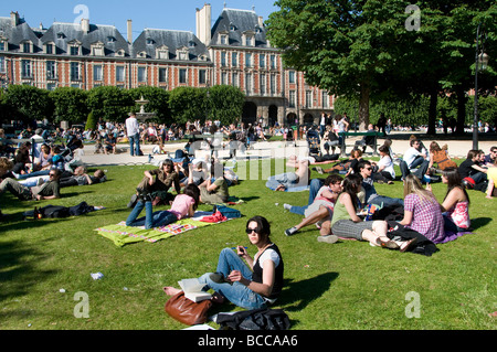 La Place des Vosges Marais Paris France square garden Banque D'Images