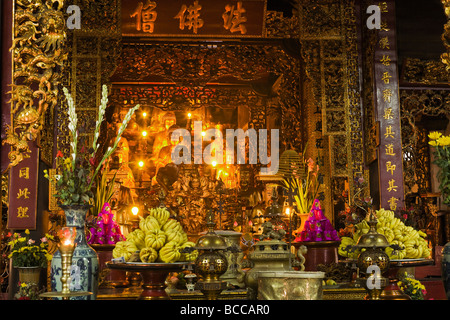 L'intérieur du temple à la Pagode Tran Quoc debout sur une île dans le Lac Ho Tay à Hanoi, Vietnam Banque D'Images