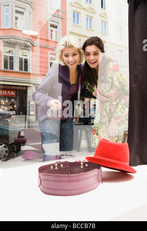 Deux femmes window shopping Banque D'Images