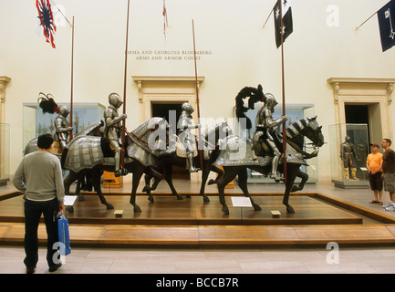 New York City Metropolitan Museum of Art Emma et Georgina Bloomberg Arms and Armor court. Culture américaine. ÉTATS-UNIS Banque D'Images