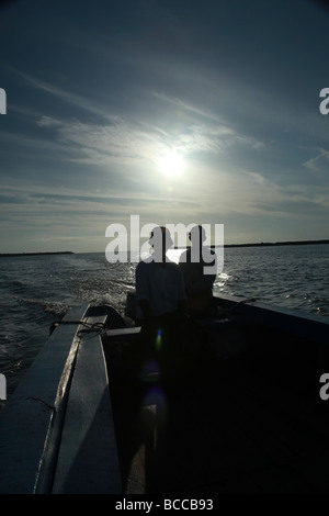 2 pêcheurs regardant le coucher de soleil à Alappad Kerala Banque D'Images