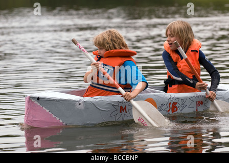 Paper Boat Race, Elstead Moat, Elstead, Farnham, Surrey, UK Banque D'Images