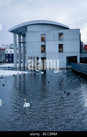 Tjornin lake et Hôtel de ville de Reykjavik. Le centre de Reykjavik en Islande Banque D'Images