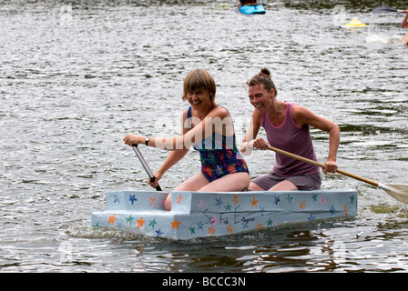 Paper Boat Race, Elstead Moat, Elstead, Farnham, Surrey, UK Banque D'Images