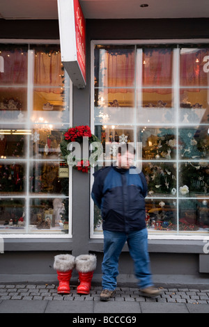 En attente de l'homme en dehors de la petite boutique de Noël (Litla Jolabudin) qui est ouvert toute l'année sur la rue commerçante de Laugavegur Banque D'Images