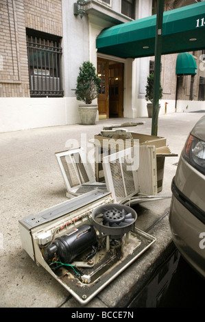 Parties d'un climatiseur cassé se trouvent sur un trottoir de Manhattan New York USA 19 Octobre 2006 Banque D'Images