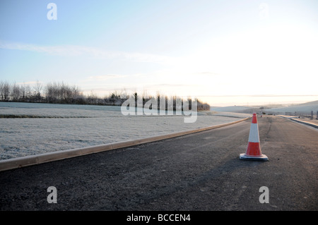 Cône de circulation sur route en hiver, en Angleterre Banque D'Images