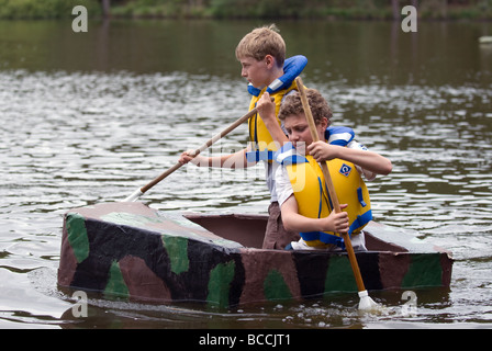 Paper Boat Race, Elstead Moat, Elstead, Farnham, Surrey, UK Banque D'Images