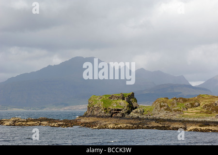 Château et la baie de l'Ob Ghabhsgabhaig, près de l'ORD, à la Cullins en arrière-plan, Sleat, Isle of Skye, Scotland Banque D'Images