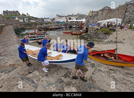 Portsoy Harbour dans l'Aberdeenshire, Scotland, UK, occupé avec des navires pour le Festival de bateau traditionnel écossais annuel week-end Banque D'Images