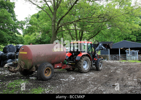 Le tracteur sur une ferme. Banque D'Images