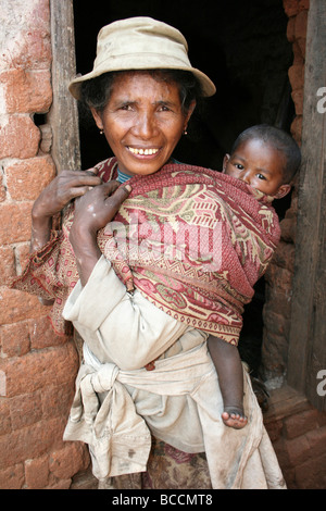 Madgascan Woman Holding Baby In Tritriva, Région du Vakinankaratra, Madagascar Banque D'Images