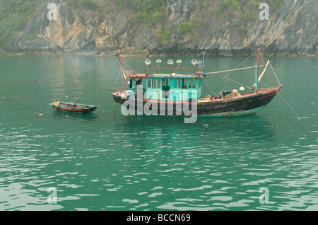 Un bateau de pêche vietnamien amarré dans la baie de Halong Vietnam du Nord Banque D'Images