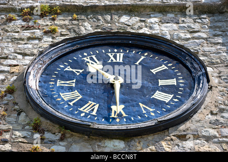 Horloge altérée sur un clocher d'église, l'église All Saints, Isleworth, Middlesex, Angleterre Banque D'Images