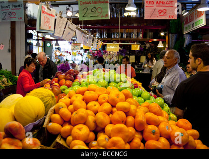 Produire en vente au marché public de Granville, Granville Island, Vancouver, BC, Canada Banque D'Images