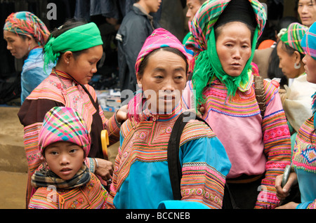 Un groupe de femmes tribal Flower Hmong sur la place du marché de Mouang Khouang, Nord du Vietnam Banque D'Images