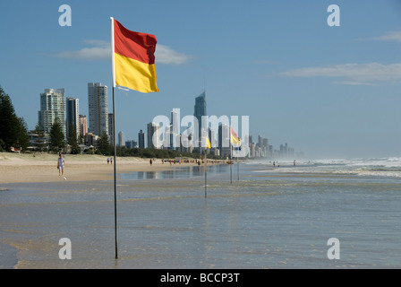 Les immeubles de grande hauteur, tours, près de la plage, Surfers Paradise, Queensland, Australie Banque D'Images