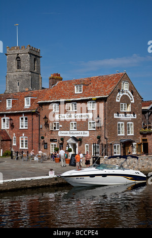 Bateau amarré au quai Wareham sur la rivière Frome à Wareham, Dorset Banque D'Images