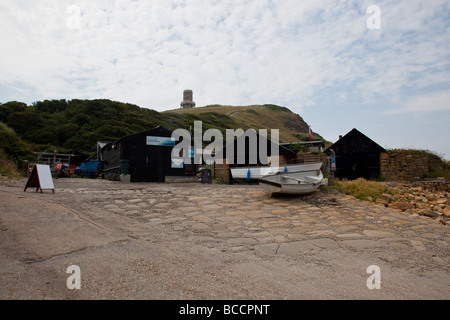 Le Centre marin de la baie de Kimmeridge Clavell Tower sur une colline dans l'arrière-plan, Dorset, Angleterre Banque D'Images