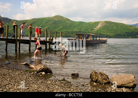 Jetée sur Derwent Water dans le Lake District avec Cat Bells dans l'arrière-plan Banque D'Images