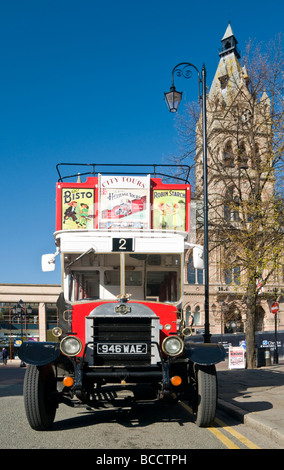 Chester Heritage Tours Bus et Hôtel de ville de Chester, Chester, Cheshire, Angleterre, RU Banque D'Images