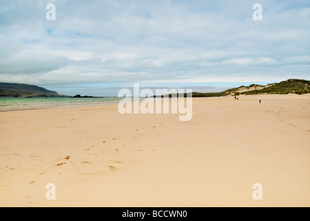 Plage de sable et la baie de Balnakeil Bay, Durness, Sutherland en Écosse avec man walking dogs dans la distance Banque D'Images