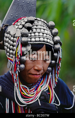 TRIBAL AKHA FEMME portant la robe traditionnelle de la tête d'ARGENT DANS LE NORD DE LA THAÏLANDE Banque D'Images