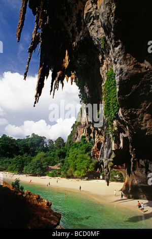 Les eaux tropicales claire FALAISES LIMSTONE vus de l'intérieur d'une grotte dans la plage resort de KRABI THAILANDE Banque D'Images