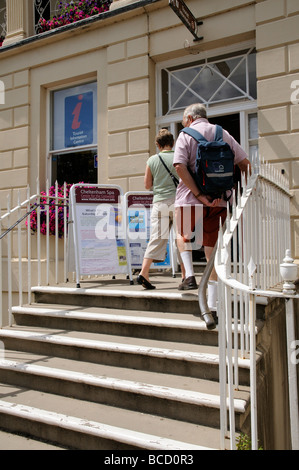 Les touristes entrant dans l'office du tourisme à Cheltenham GLOUCESTERSHIRE England UK Banque D'Images