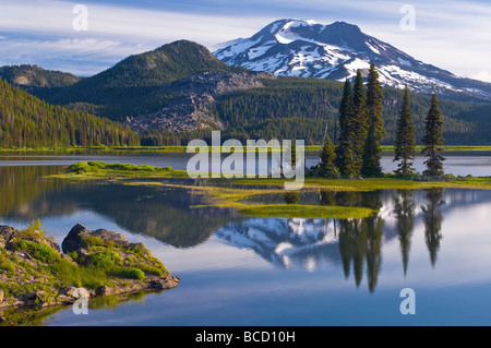 Soeur du sud à partir de la Pointe du Lac Sparks. L'un des lacs en cascade de la Forêt Nationale de Deschutes. Oregon Banque D'Images