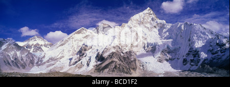 Le mont Everest (centre) et le mont Nuptse (droite) de Kala Pattar. Sagamartha Parc National. Le Népal. Banque D'Images