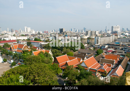 Vue sur la ville tentaculaire de Bangkok depuis le temple du mont d'or Wat Saket Banque D'Images