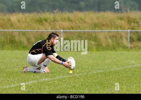 Joueur de rugby ball place soigneusement avant de tenter une conversion Banque D'Images